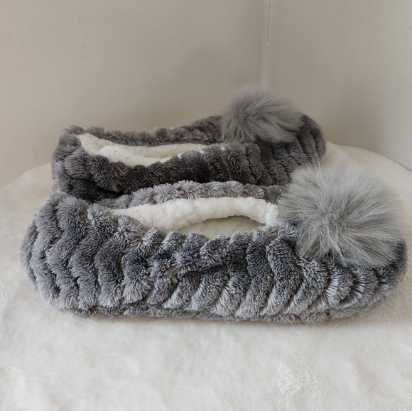 🪷5/$25 Pom Pom Ballerina Slippers Gray White S/M Like New - Picture 3 of 11